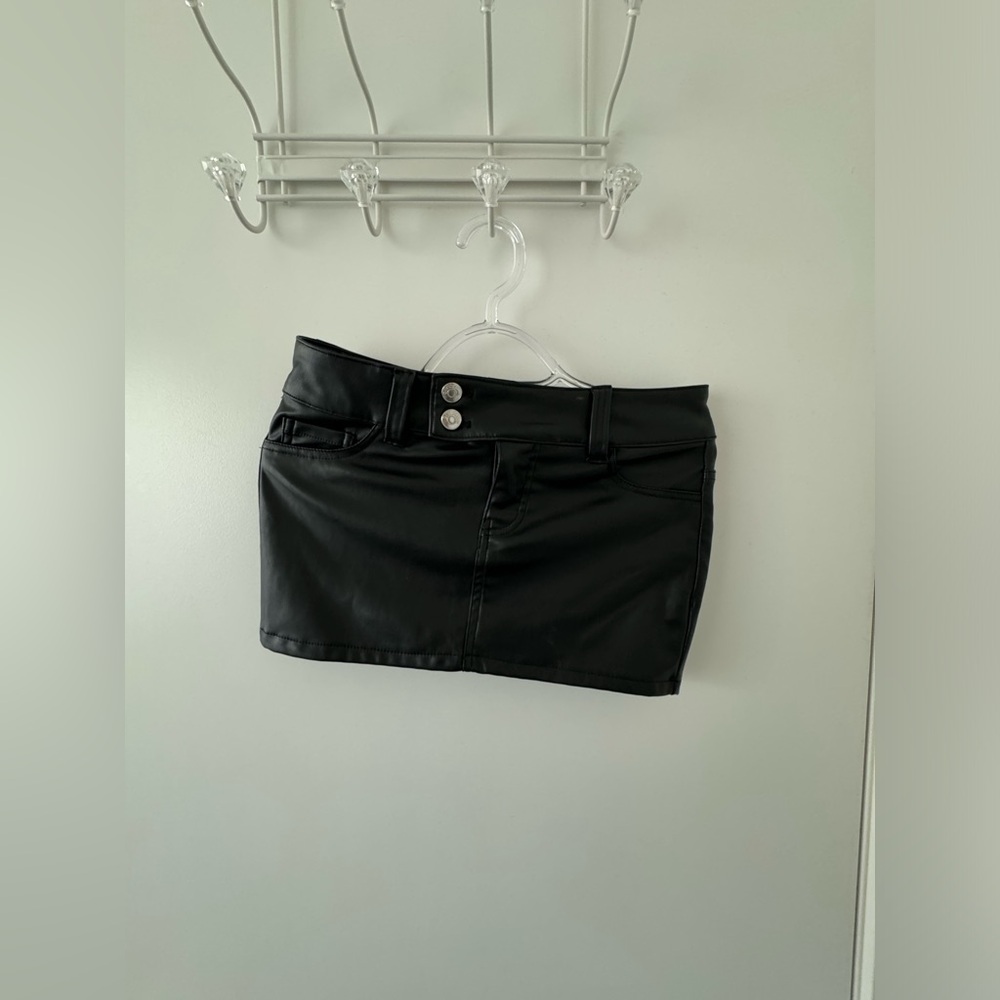 LOW-RISE BLACK LEATHER SKIRT